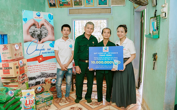 Hình ảnh trường gà và vé số, biểu tượng của đá gà và xổ số tại FV88.