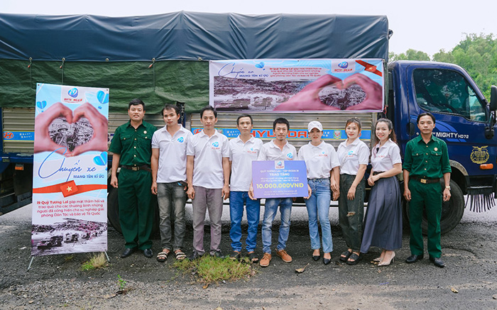 Hình ảnh banner liên hệ FV88, đội ngũ hỗ trợ khách hàng chuyên nghiệp